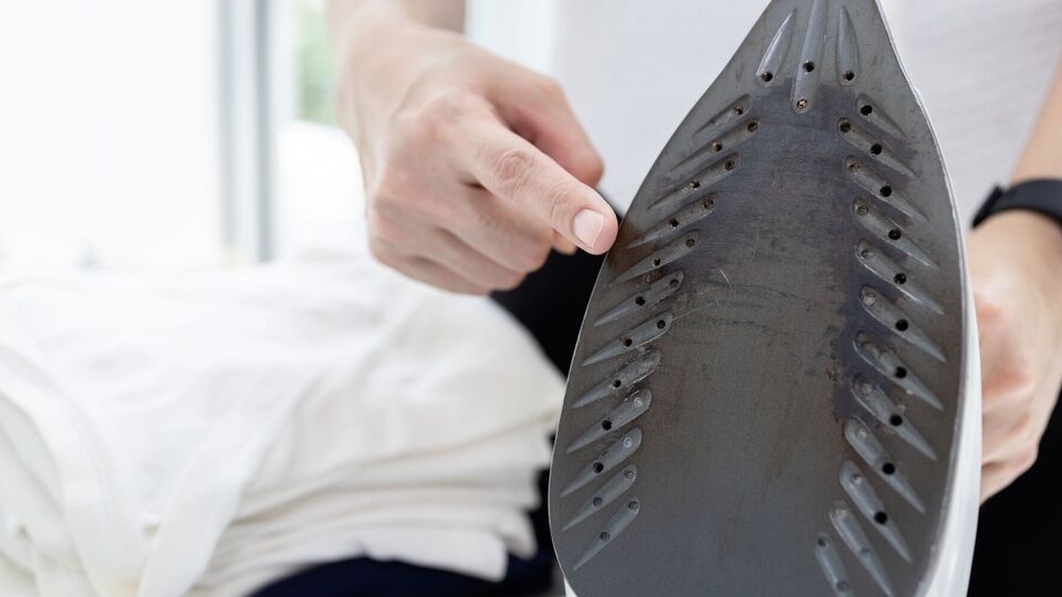 Перед тем как начать чистить утюг, его нужно разогреть