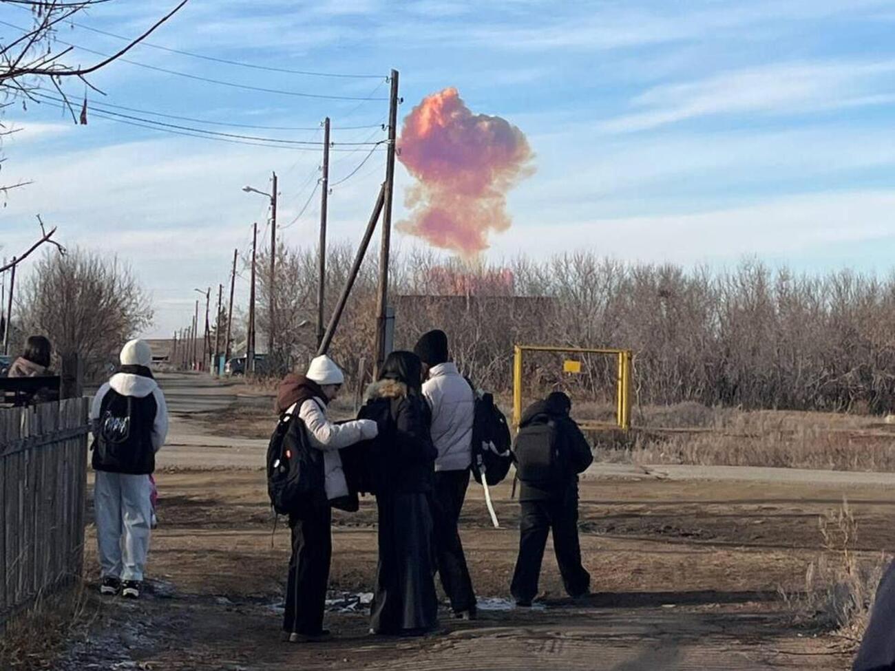 Після вибуху ракети в небо здійнявся величезний стовп диму незвичного кольору, повідомили ЗМІ
