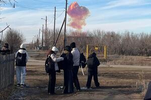 После взрыва ракеты в небо поднялся огромный столб дыма необычного цвета, сообщили СМИ