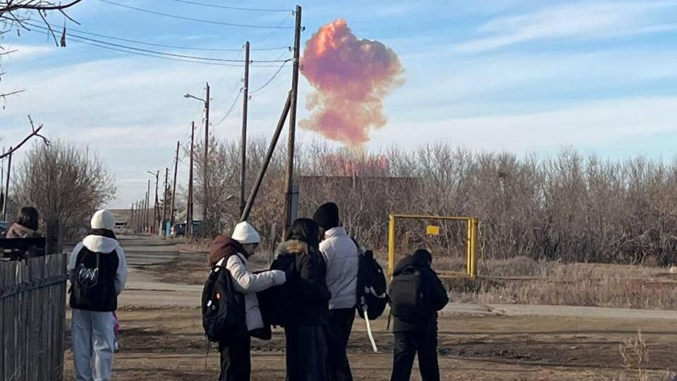 Після вибуху ракети в небо здійнявся величезний стовп диму незвичного кольору, повідомили ЗМІ