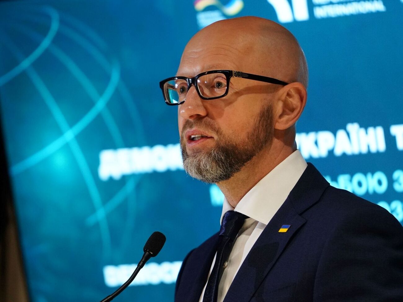 Проєкт ніколи не передбачав бетонних чи металевих стін, оскільки вони були б неефективні проти танків і ракет, пояснив Яценюк