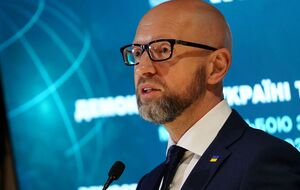 Проект никогда не предусматривал бетонные или металлические стены, поскольку они были бы неэффективны против танков и ракет, пояснил Яценюк.