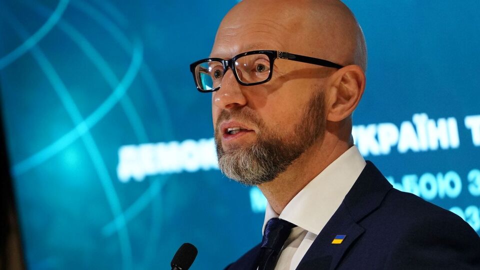 Проект никогда не предусматривал бетонные или металлические стены, поскольку они были бы неэффективны против танков и ракет, пояснил Яценюк.