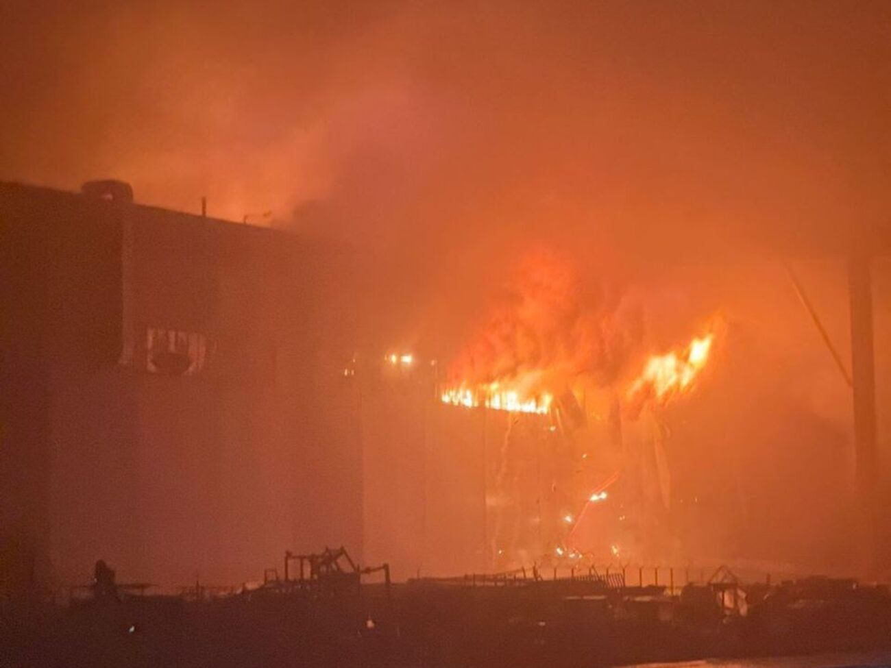 Пожар вспыхнул на складе для хранения аккумуляторов в "Алабуге", сообщили СМИ