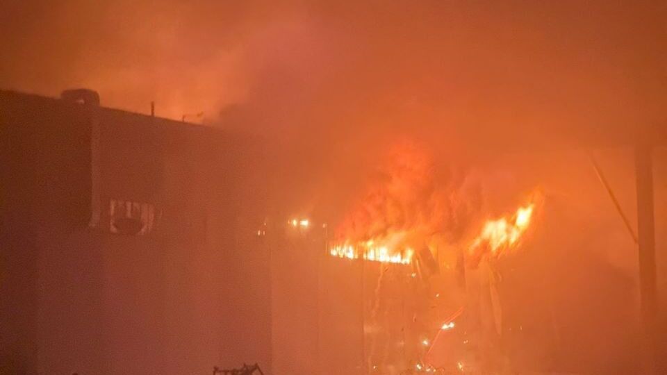 Пожежа спалахнула на складі для зберігання акумуляторів в "Алабузі", повідомили ЗМІ