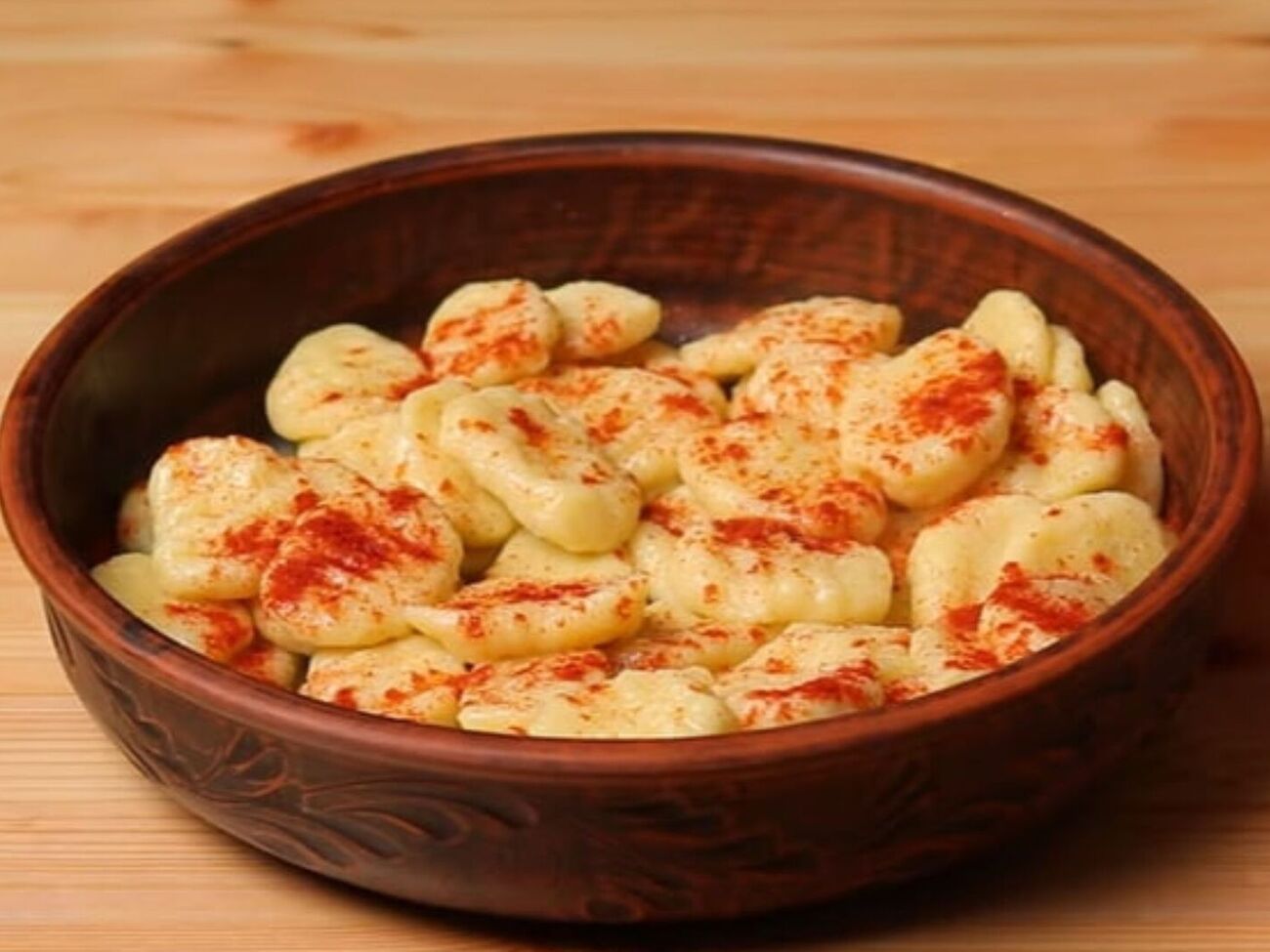 Подавайте палюшки з розтопленим вершковим маслом і бринзою