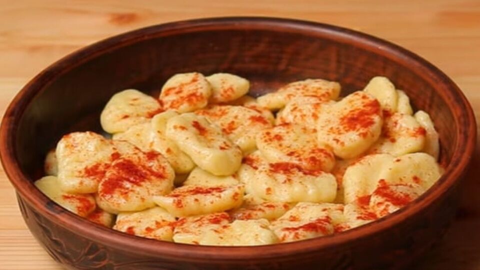 Подавайте палюшки с растопленным сливочным масло и брынзой