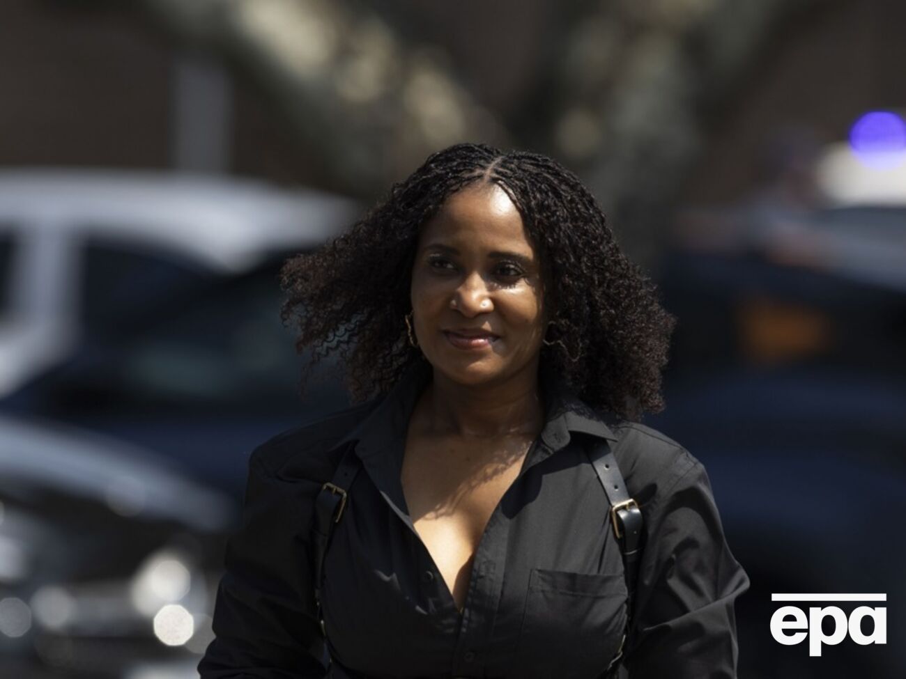 Зума-Самбудла була на пресконференції, але не виступала й публічно не реагувала на звинувачення, ідеться у статті