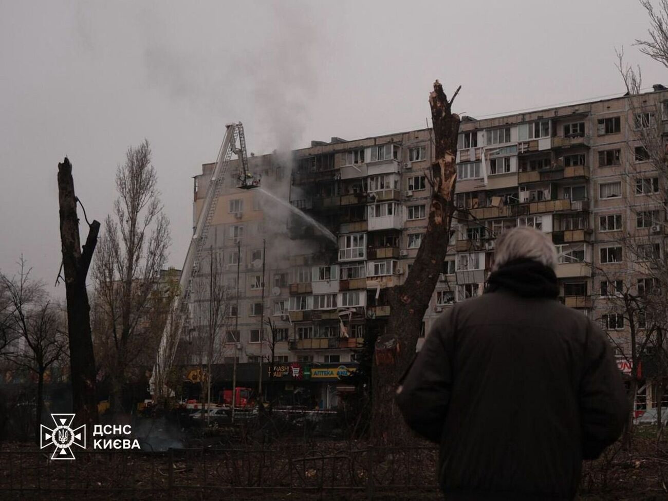 По последней информации, из-за массированного обстрела РФ в ночь на 29 ноября в Киеве погибли два человека, ранены более 10, среди них есть дети