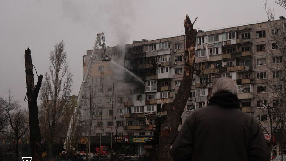 По последней информации, из-за массированного обстрела РФ в ночь на 29 ноября в Киеве погибли два человека, ранены более 10, среди них есть дети