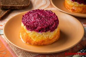 Салат має дуже привабливий вигляд