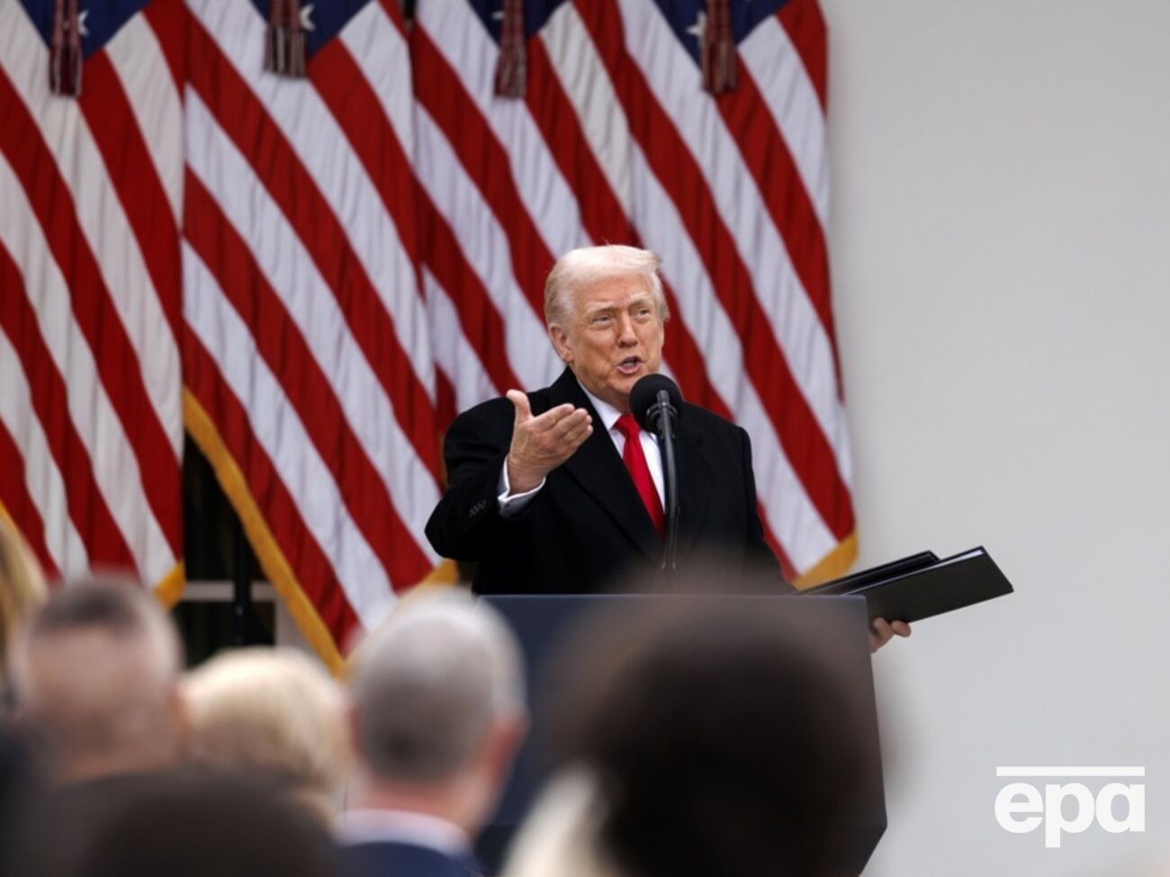 Трамп попросил считать воздушное пространство над Венесуэлой "полностью закрытым"