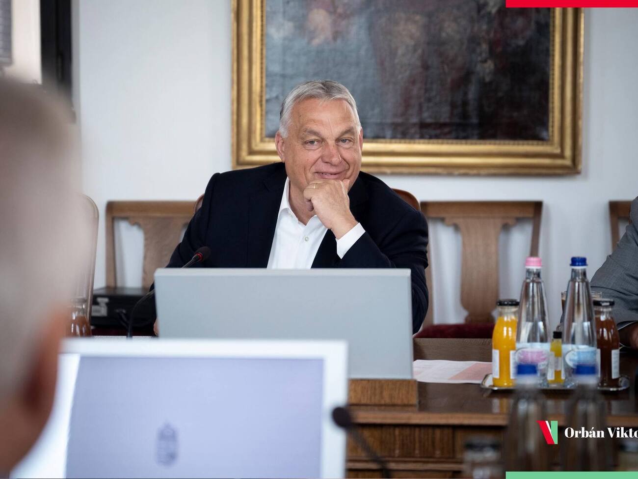 Будапешт "не в одной весовой категории" с РФ и США, объяснил Орбан