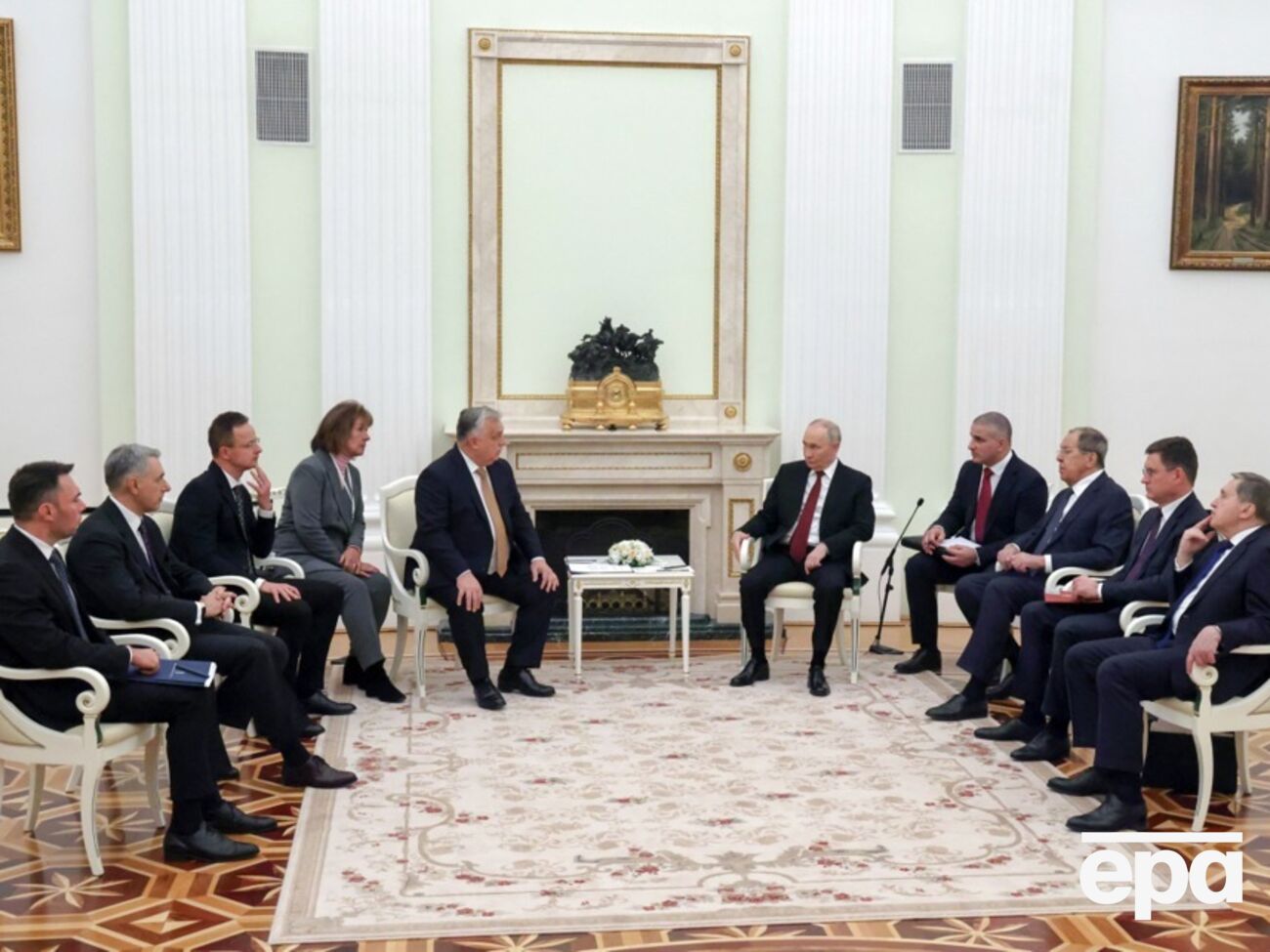 Журналисты обратили внимание на неточный перевод заявлений Путина для Орбана переводчицей венгерской делегации