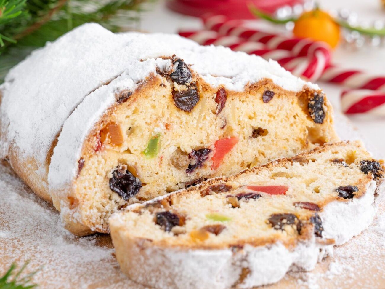 Храните штоллены в прохладном месте, завернув в пергаментную бумагу