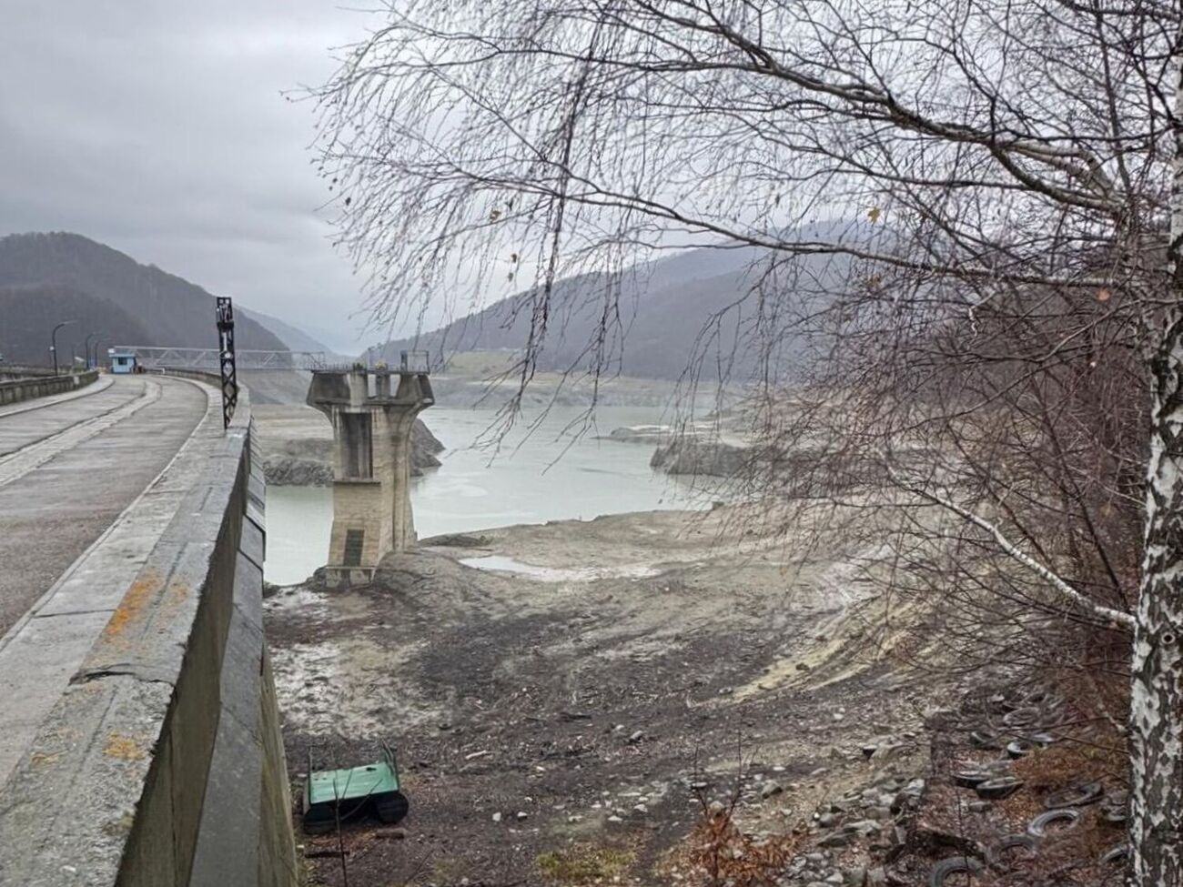 Без воды остались люди в 12 населенных пунктах