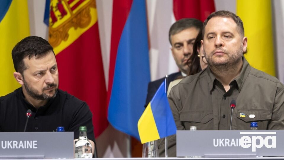 На думку FT, відставка Єрмака може вплинути на скрутне становище Зеленського