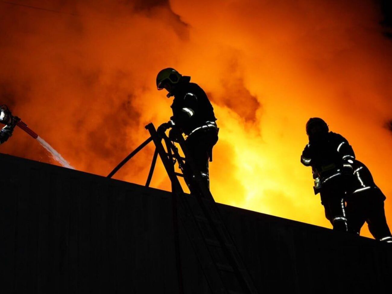 В Вышгороде вблизи Киева в результате дроновой атаки РФ загорелась жилая многоэтажка