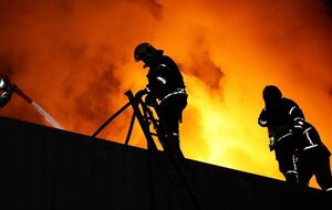 В Вышгороде вблизи Киева в результате дроновой атаки РФ загорелась жилая многоэтажка