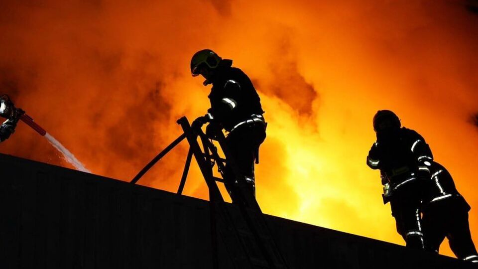 В Вышгороде вблизи Киева в результате дроновой атаки РФ загорелась жилая многоэтажка