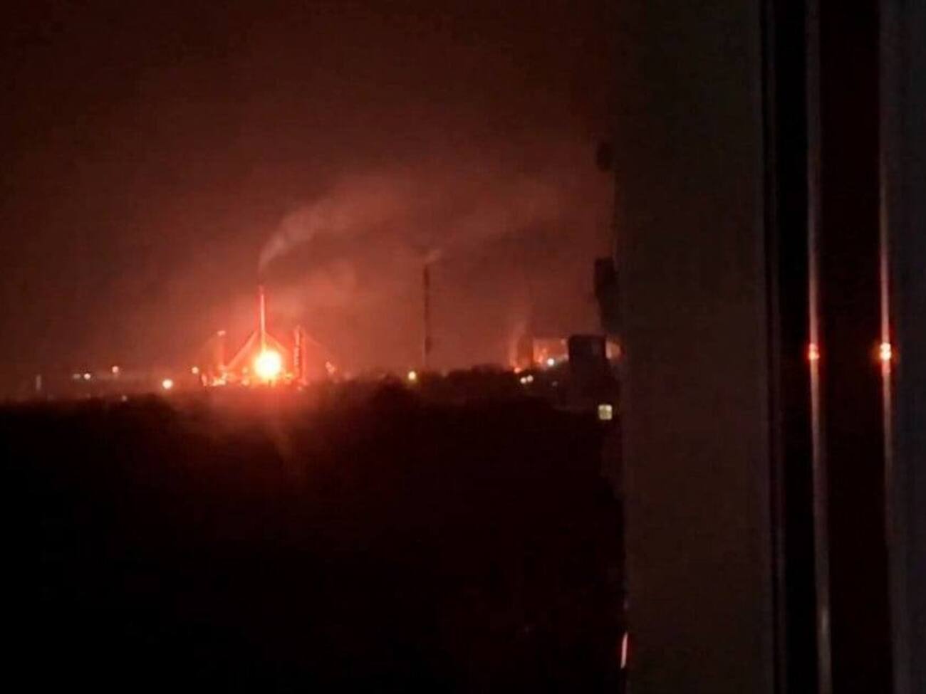 Согласно кадрам, вероятно, пожар зафиксировали в районе установки АВТ-6, расположенной на территории нефтеперерабатывающего предприятия Саратова