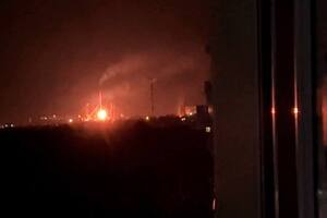 Згідно з кадрами, імовірно, пожежу зафіксували в районі установки АВТ-6, яка розташована на території нафтопереробного підприємства Саратова