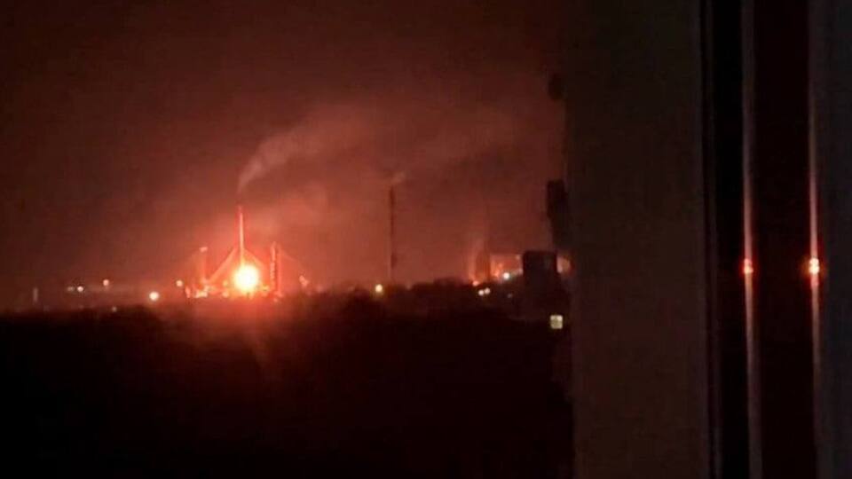 Згідно з кадрами, імовірно, пожежу зафіксували в районі установки АВТ-6, яка розташована на території нафтопереробного підприємства Саратова