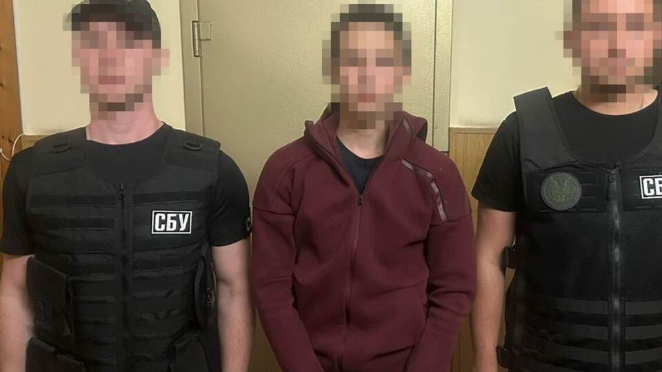 Как утверждает СБУ, фигурант установил на одном из местных перегонов "Укрзалізниці" скрытую мини-камеру