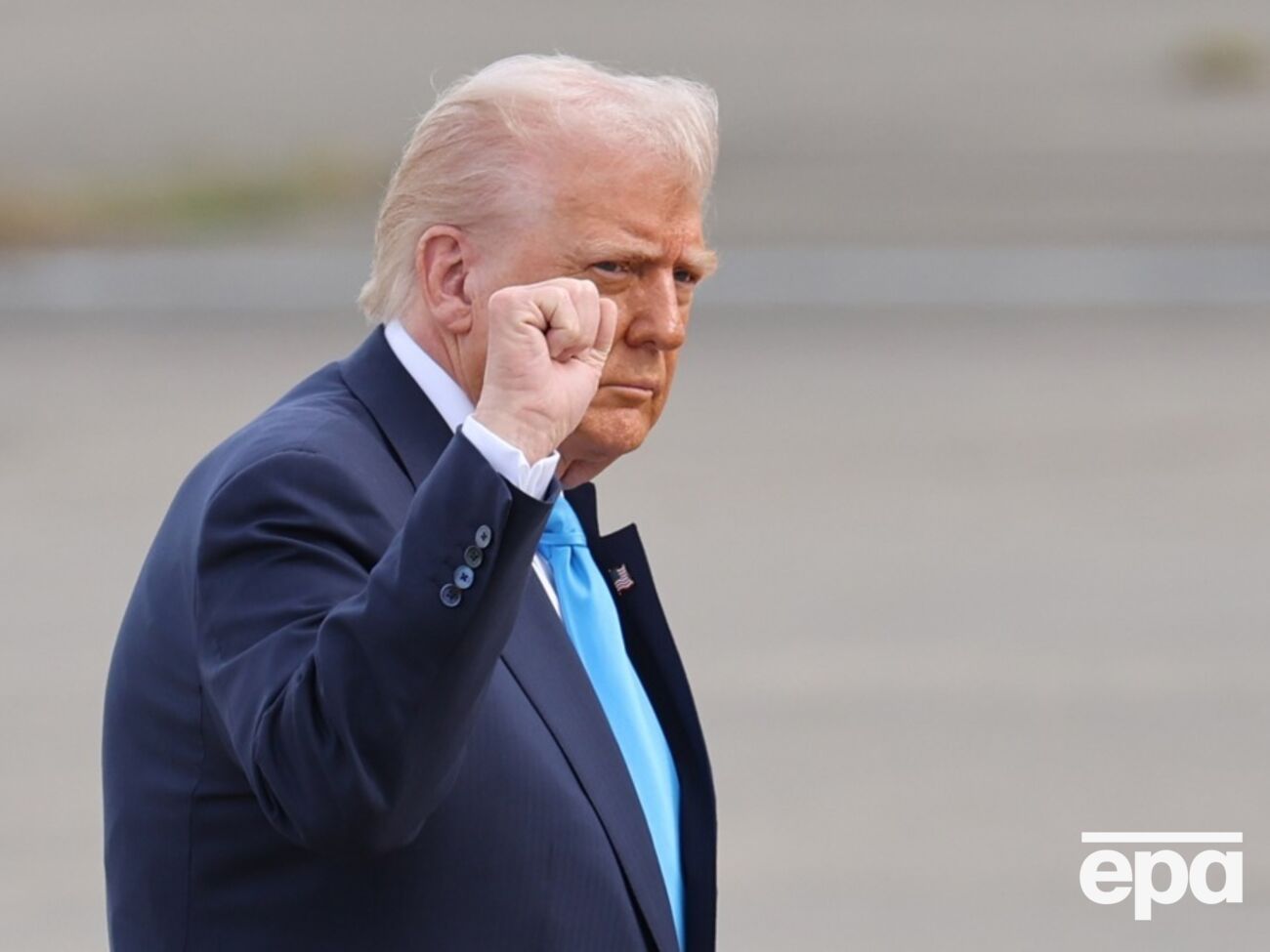 Трамп во время интервью вытащил из внутреннего кармана пиджака лист бумаги со списком из восьми войн