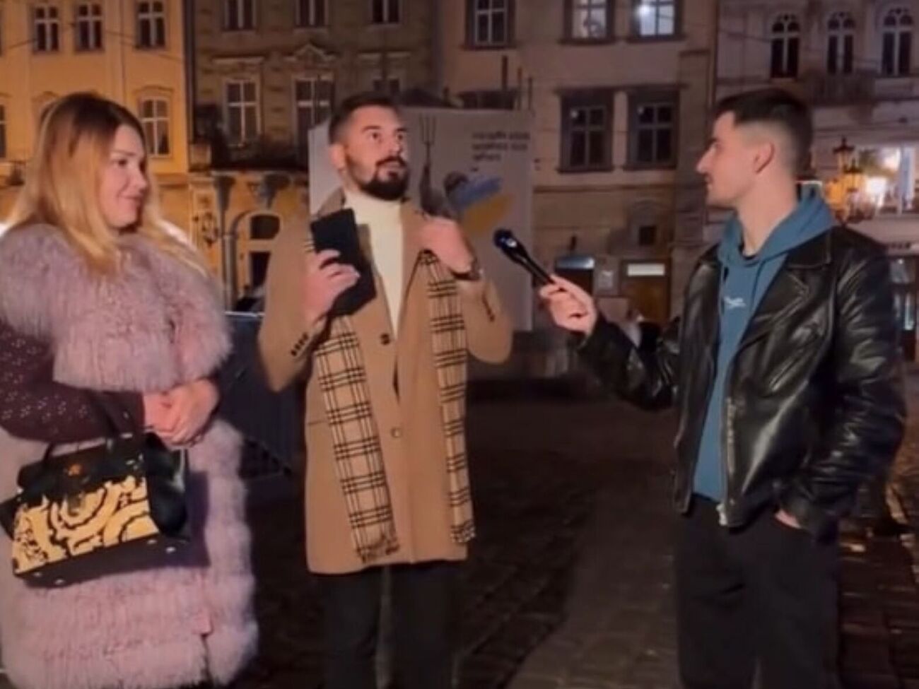 Заметив, что мужчина отбросил руку девушки, блогер уточнил, являются ли они парой