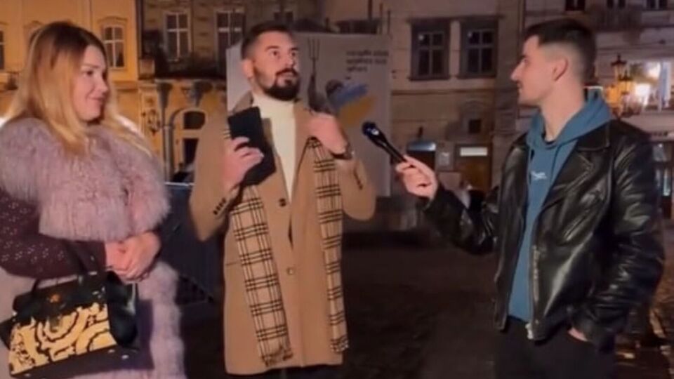 Заметив, что мужчина отбросил руку девушки, блогер уточнил, являются ли они парой