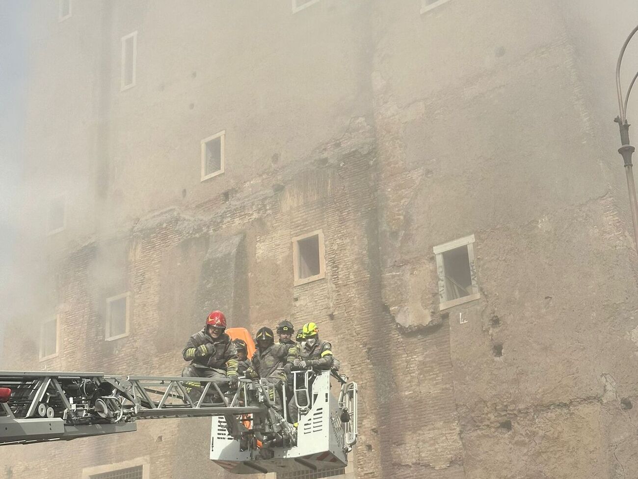 Из-под завалов спасли трех человек