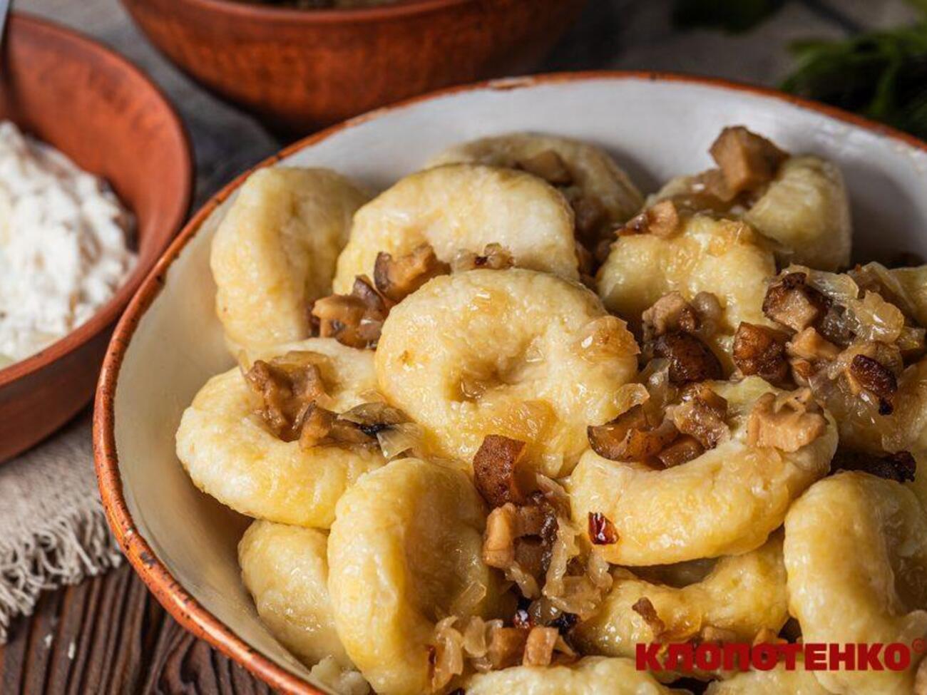 Галушки подають зі шкварками