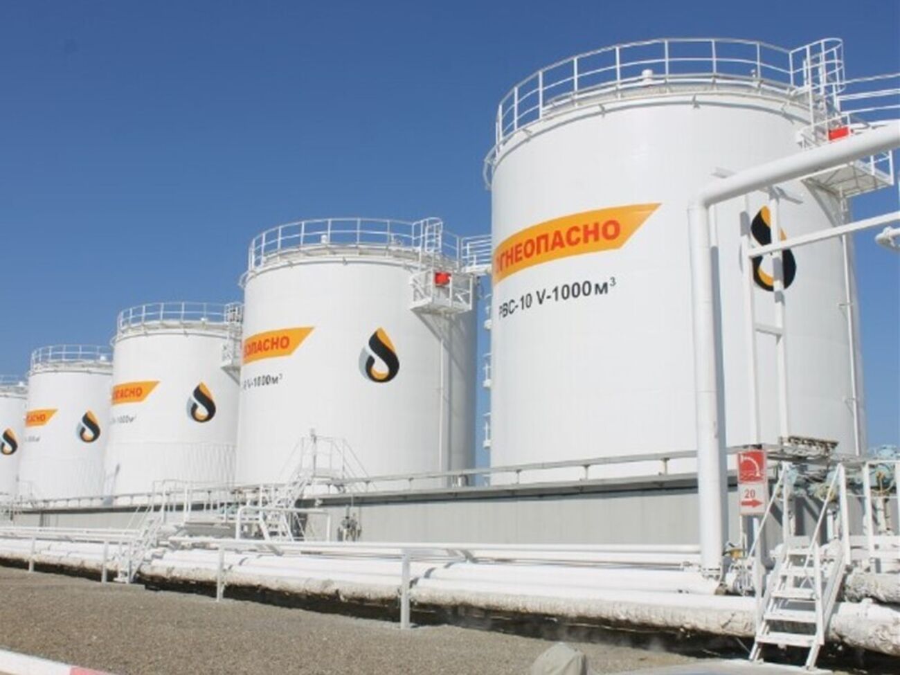 Дроны атаковали нефтеперерабатывающий завод в Славянске-на-Кубани, сообщили в оперативном штабе Краснодарского края 30 ноября 2025 года