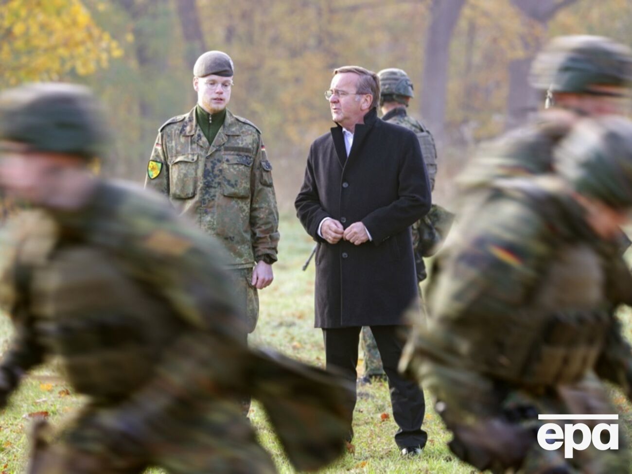 WSJ со ссылкой на документ, разработанный под руководством генерал-лейтенанта бундесвера, писала, что в случае столкновения с РФ 800 тыс. бойцов НАТО и военная техника быстро пересекут территорию Германии