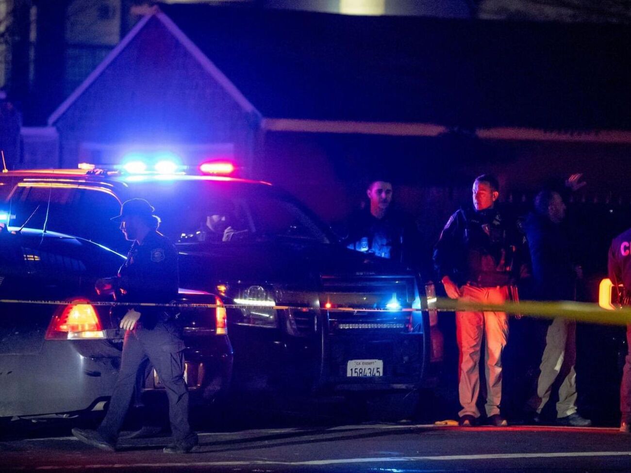 Стрельба произошла около 18.00 внутри банкетного зала, который имеет общую парковку с другими заведениями, говорится в статье