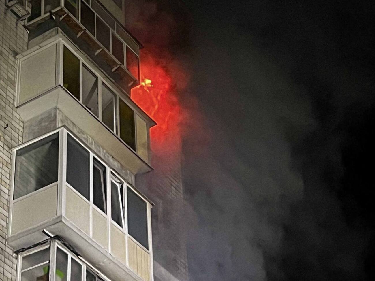 В Вышгороде в результате дронового удара РФ возникли пожары в многоэтажках