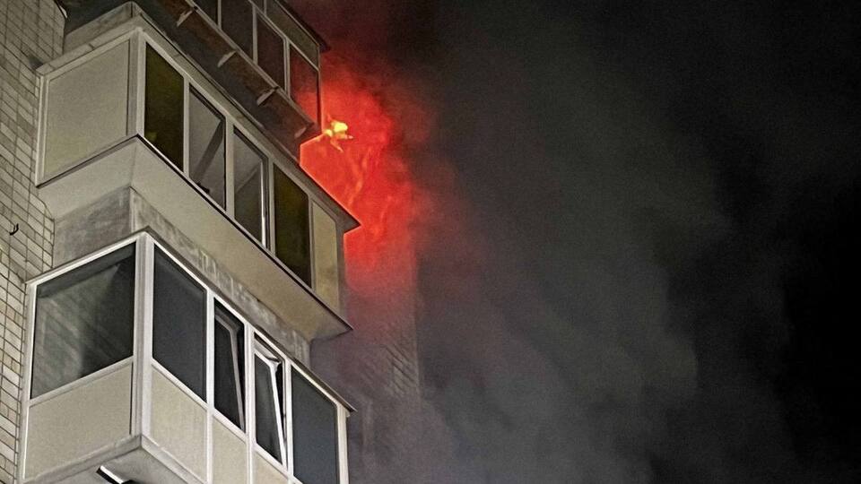 В Вышгороде в результате дронового удара РФ возникли пожары в многоэтажках