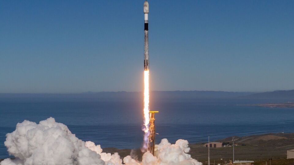 SpaceX вывела на орбиту 140 спутников и полезных грузов, среди которых пять польских аппаратов