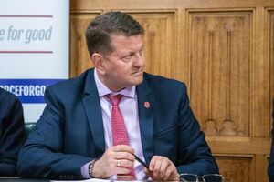 За словами Залужного, воєнна наука нагадує, що для досягнення політичної мети, коли розрахунок на стратегію розгрому не справджується, стратегію змінюють