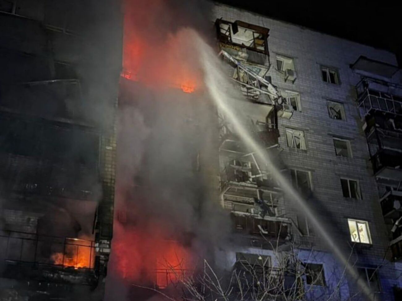 Погибший с семьей проживал на третьем этаже дома в Вышгороде, в который попал российский дрон