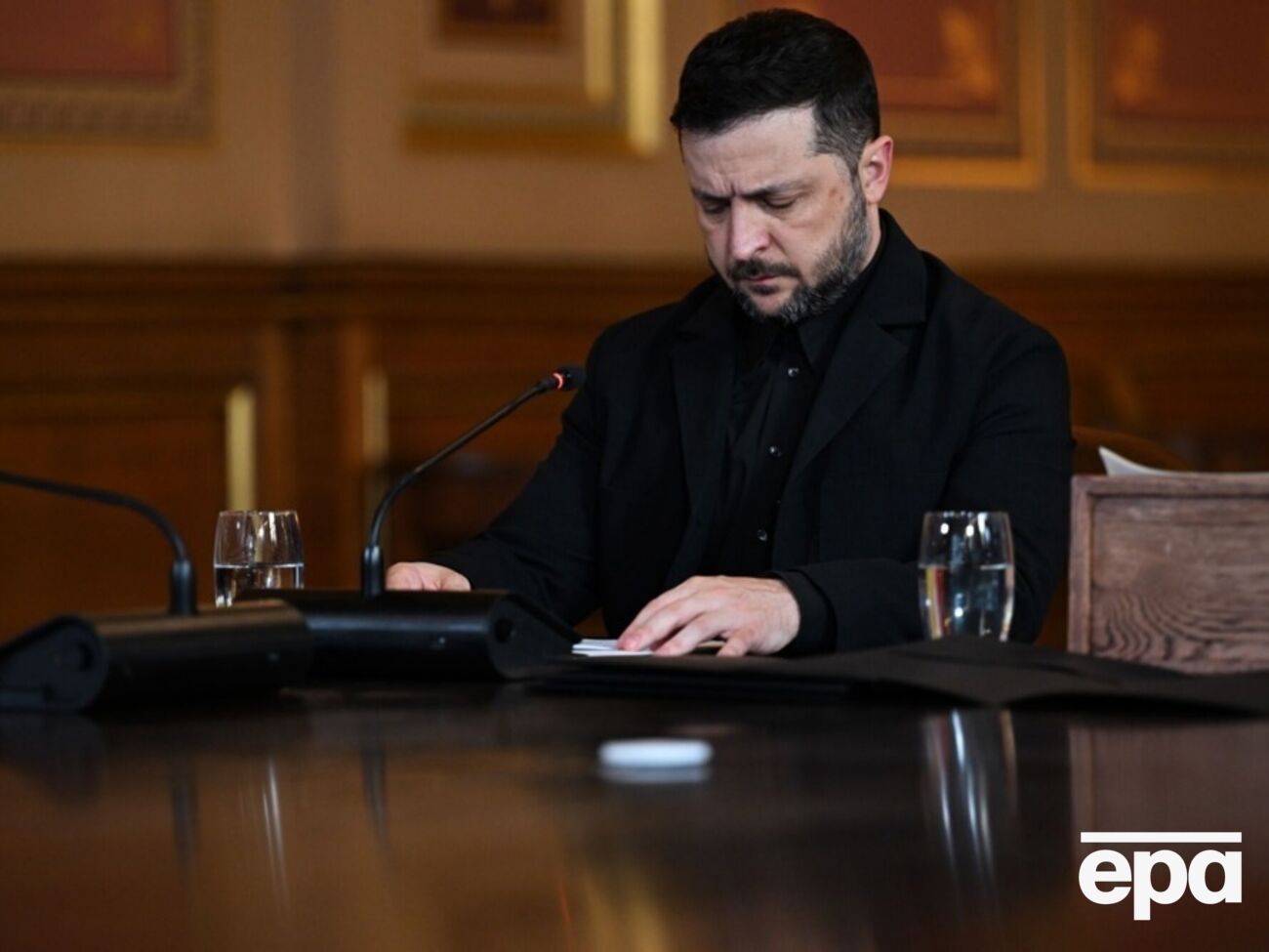 На думку ЗМІ, США чинитимуть тиск на Зеленського у складний для нього період, щоб підписати мирну угоду