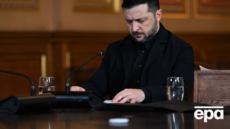 На думку ЗМІ, США чинитимуть тиск на Зеленського у складний для нього період, щоб підписати мирну угоду