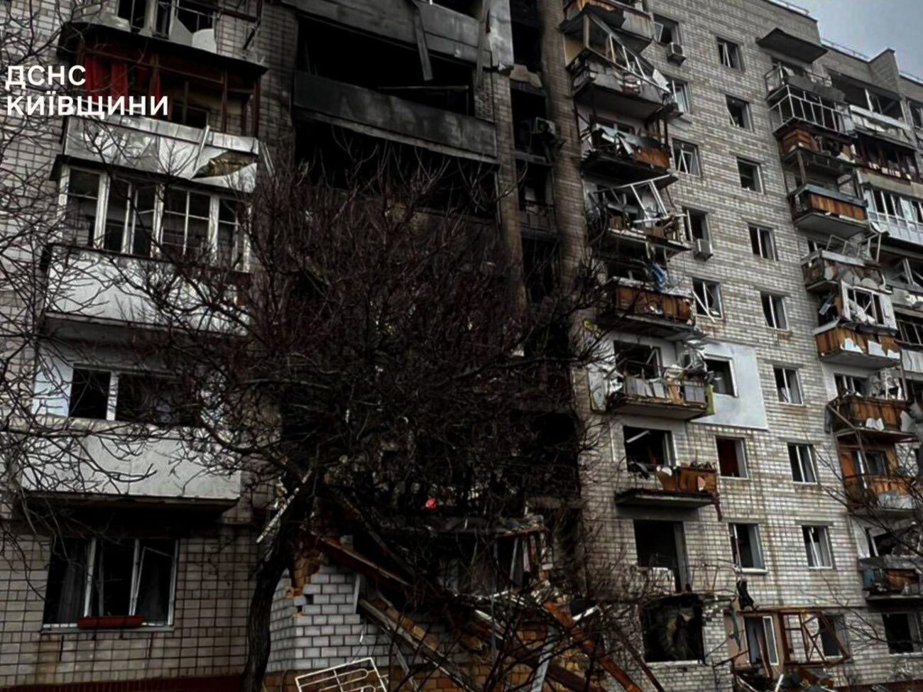 В результате атаки РФ ударными БПЛА в ночь на 30 ноября горела многоэтажка в Вышгороде