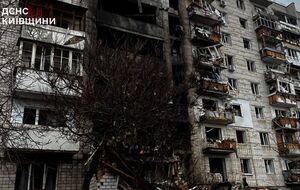 В результате атаки РФ ударными БПЛА в ночь на 30 ноября горела многоэтажка в Вышгороде