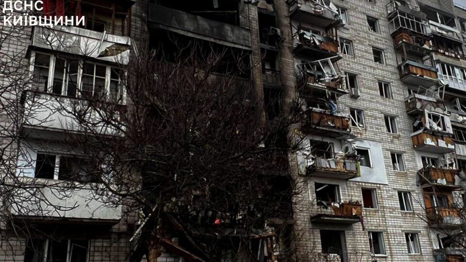 В результате атаки РФ ударными БПЛА в ночь на 30 ноября горела многоэтажка в Вышгороде