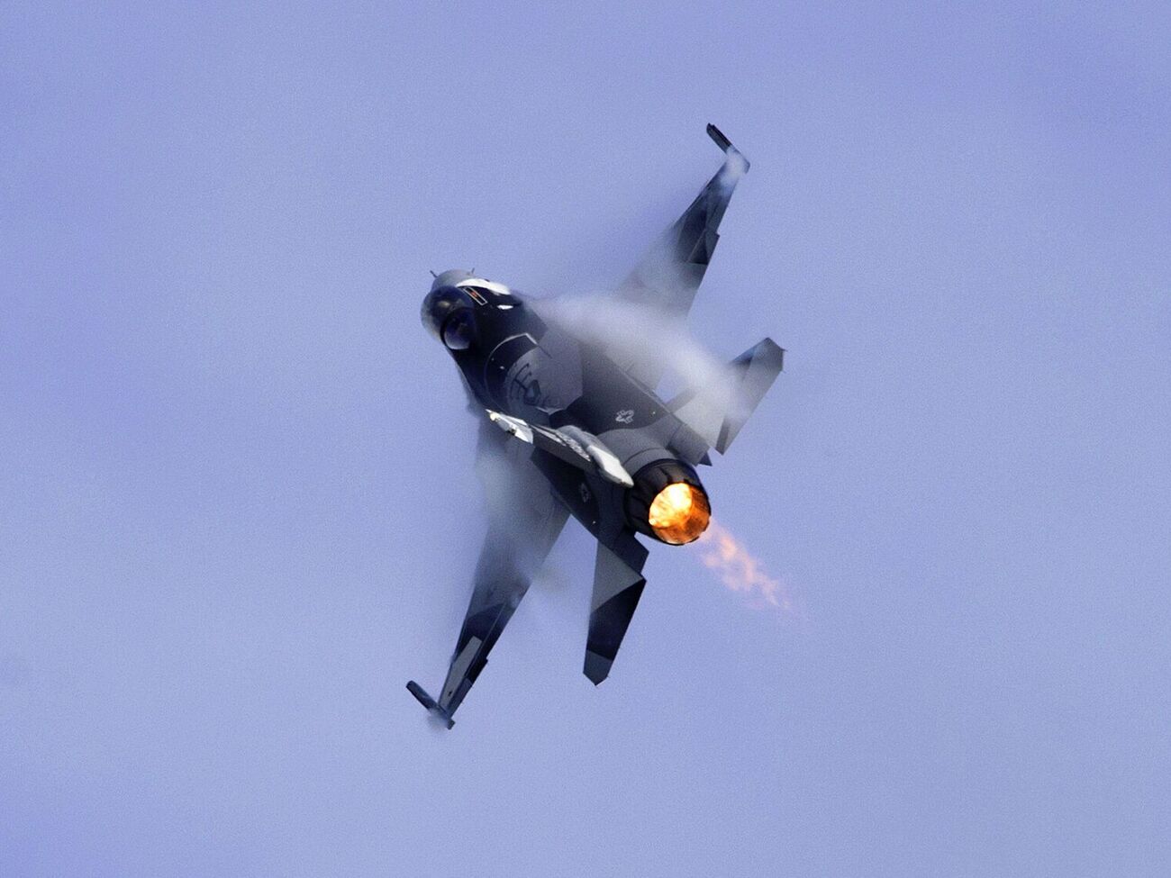 Винищувач ВПС США F-16 випускав сигнальні ракети, щоб зв'язатися з пілотом цивільного літака