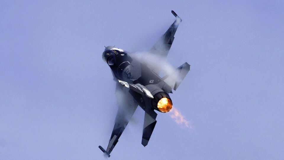 Истребитель ВВС США F-16 выпускал сигнальные ракеты, чтобы связаться с пилотом гражданского самолета