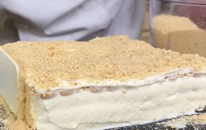 Оставьте торт на 50 минут, чтобы он пропитался