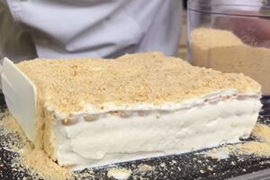 Оставьте торт на 50 минут, чтобы он пропитался